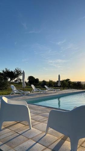 a swimming pool with lounge chairs and a swimming pool at Complejo los Torres in Mina Clavero