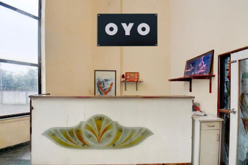 Hotel O New Kailash Restaurant and Lodgingにあるテレビまたはエンターテインメントセンター