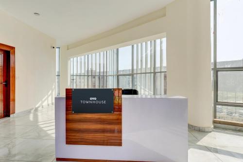 Un vestíbulo con un cartel que dice nuestra central eléctrica en Hotel O THE ROYAL, en Noida
