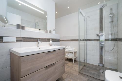 O baie la Müritztraum - Apartment in der Hafenresidenz mit Terrasse & Wellness