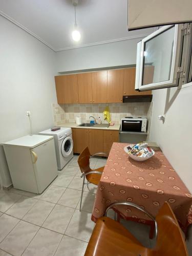 Η κουζίνα ή μικρή κουζίνα στο Efie's cozy home