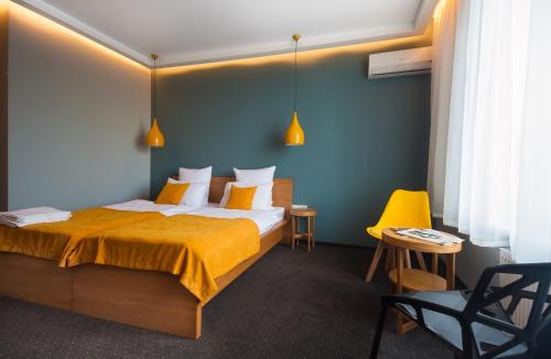 Postel nebo postele na pokoji v ubytování Beehive Hotel