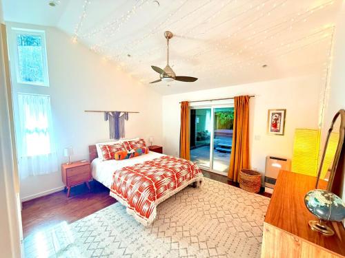 Ένα ή περισσότερα κρεβάτια σε δωμάτιο στο Cozy cabin deep in the redwoods with WiFi and Hot Tub