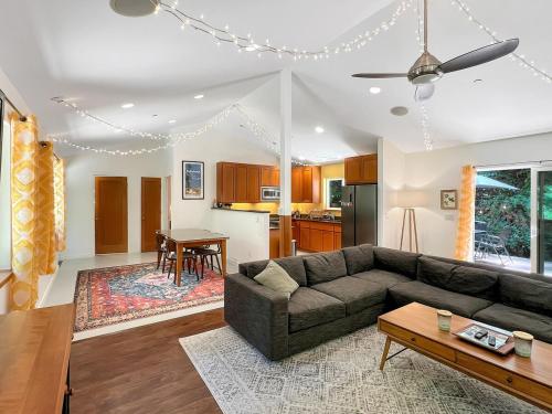 Χώρος καθιστικού στο Cozy cabin deep in the redwoods with WiFi and Hot Tub