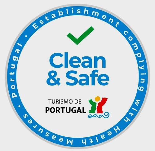 Un logotipo azul limpio y seguro en ARTIST HOUSE Rooms With View And Shared Kitchen, en Arco da Calheta