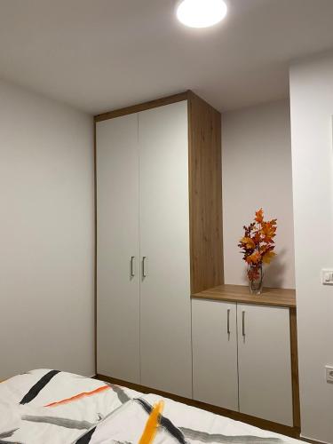 Ένα ή περισσότερα κρεβάτια σε δωμάτιο στο Apartma Arbores