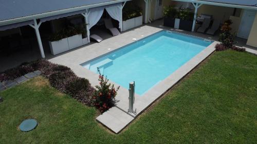 La alberca dentro o cerca de Chambres d hôtes Villa Créoléna avec piscine à Anse Bertrand Guadeloupe