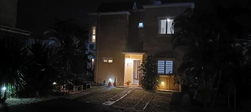 a house at night with its lights on at Casa JEM in Albion