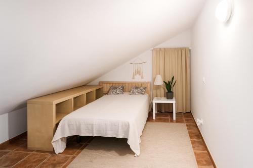 a bedroom with a bed with a wooden headboard at Stilvolle Villa in Teneriffa Süd in Arona