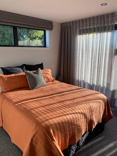 Ένα ή περισσότερα κρεβάτια σε δωμάτιο στο Modern Retreat, Outdoor BBQ, 4BR in Central Twizel