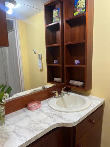 Ένα μπάνιο στο Apartamento frente a la playa lido, la Esmeralda