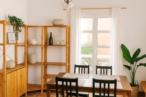 a dining room with a table and chairs and a window at Stilvolle Villa in Teneriffa Süd in Arona