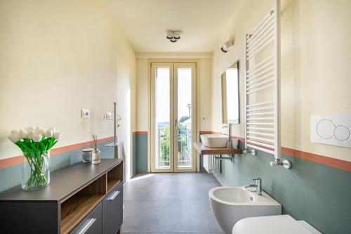 y baño con lavabo, 2 lavabos y aseo. en Cozy Court - Relax in Monferrato, en Grazzano Badoglio
