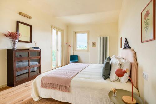Un dormitorio con una cama grande y una cómoda. en Cozy Court - Relax in Monferrato, en Grazzano Badoglio