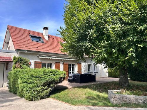 Maison aux portes de Dijon à la campagne
