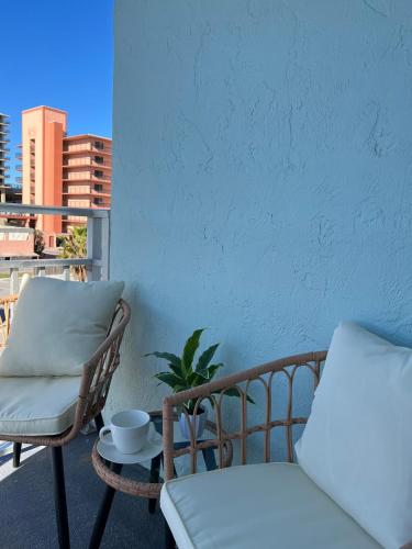 Ruang duduk di Beautiful 1bd 1ba Condo in New Smyrna Beach