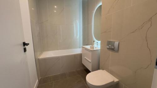 ein Badezimmer mit Toilette, Badewanne und Waschbecken in der Unterkunft Velora Apartments in Năvodari