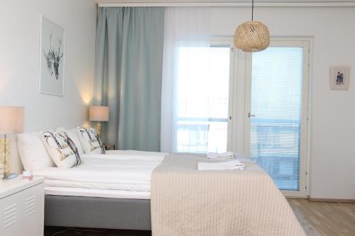 Ένα ή περισσότερα κρεβάτια σε δωμάτιο στο Arctic- apartment Evakko
