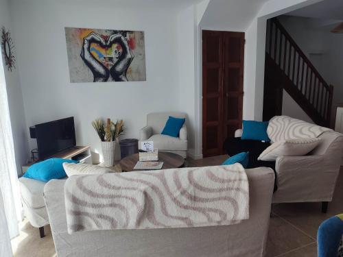 ein Wohnzimmer mit zwei Sofas und einem Tisch in der Unterkunft L'Adonis - Family home near Equiblues WIFI in Saint-Agrève