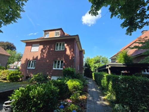 an old brick house with a pathway in front of it at HR Haus unter den Linden in Coesfeld