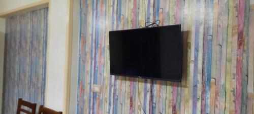 a flat screen tv hanging on a wall at شاليهات مراسي للتنمية السياحيه in Marsa Matruh