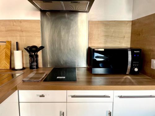 Una cocina o zona de cocina en Superbe T2 meublé - Style Jungle - Draguignan