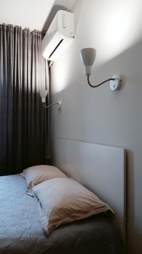 Postel nebo postele na pokoji v ubytování Уютная квартира недалеко от центра города