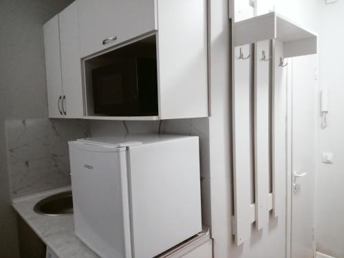 Kuchyň nebo kuchyňský kout v ubytování Уютная квартира недалеко от центра города