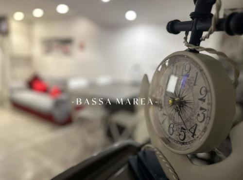 ガエータにあるBASSA MAREAの時計の壁