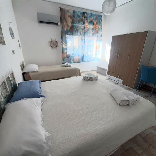 Ένα ή περισσότερα κρεβάτια σε δωμάτιο στο rossy guest house 3