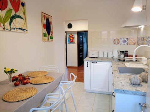 a kitchen with a table with chairs and a counter top at Kazimierz City Center Senatorska in Kazimierz Dolny