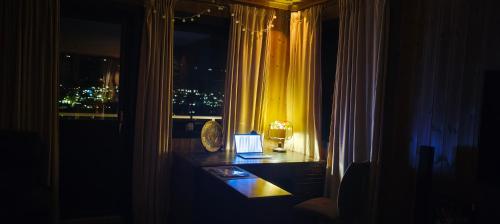 a room with a window with a laptop on a desk at Trysil turistesenter hytte in Trysil