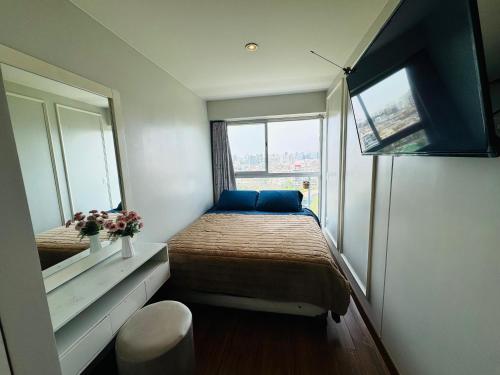 a small bedroom with a bed and a window at Habitaciones privadas con vistas al parque in Lima