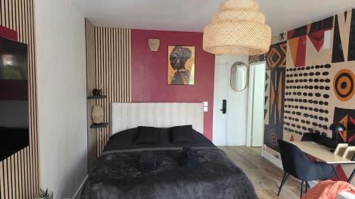 Un televizor și/sau centru de divertisment la L'Ethnik Spot- studio cosy proche Paris et Stade de France - parking privé