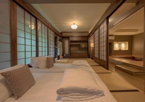 a hotel room with two beds in the middle of a room at VANA Homestay in Ban Tai