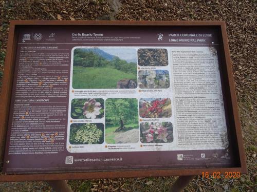 a sign in the grass with flowers on it at 20 VENTI in Angolo Terme