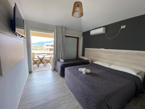 Un dormitorio con una cama y un balcón con una mesa. en Complejo Chaya, en La Rioja