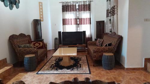 Afonta's Greenhouse Retreat - A Four Bedroom Bungalow Per Night For The Price Shown