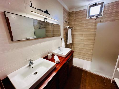 un baño con lavabo y espejo en Atlantic Breeze, en Los Realejos