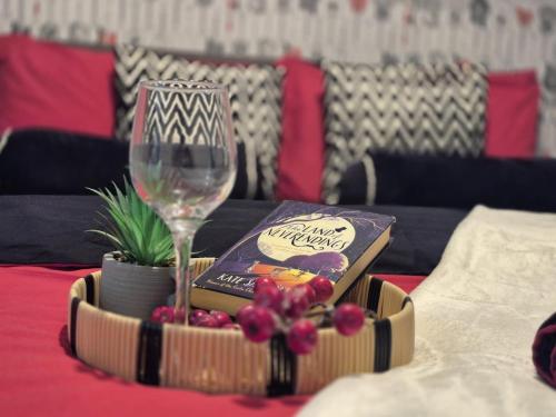 バーミンガムにあるScarlet-Birm City Centre, Free Secure Parking, 2 bedroomの本とワイングラスのテーブル