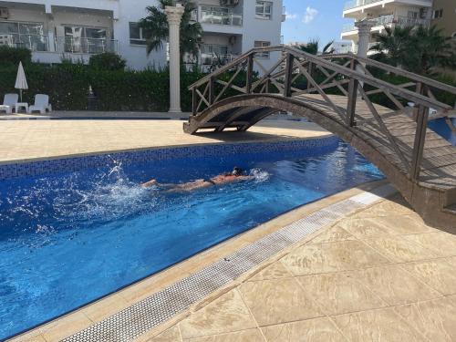 Bazén v ubytování Family friendly modern flat on Northern Cyprus, İskele Long Beach Region nebo v jeho okolí