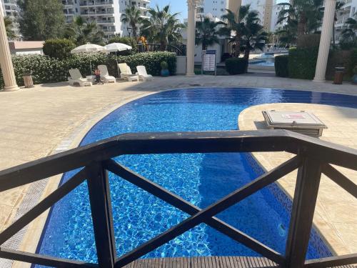 Bazén v ubytování Family friendly modern flat on Northern Cyprus, İskele Long Beach Region nebo v jeho okolí