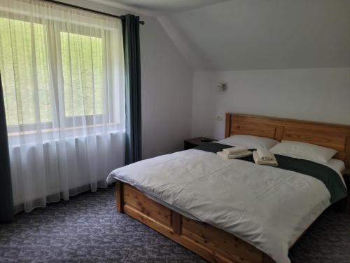 En eller flere senge i et værelse på Cabana Valea Muntelui