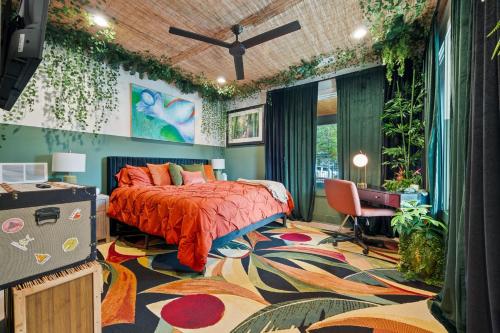 Schlafzimmer mit einem Bett mit einer roten Bettdecke in der Unterkunft Luxury Home 4BR 4BA City Views HotTub GameRoom in Atlanta