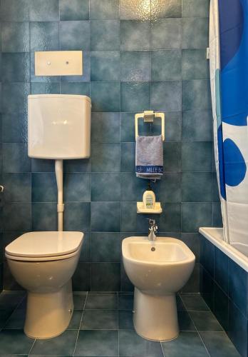 a bathroom with a toilet and a sink at L'Angolo Verde in Roveredo in Piano