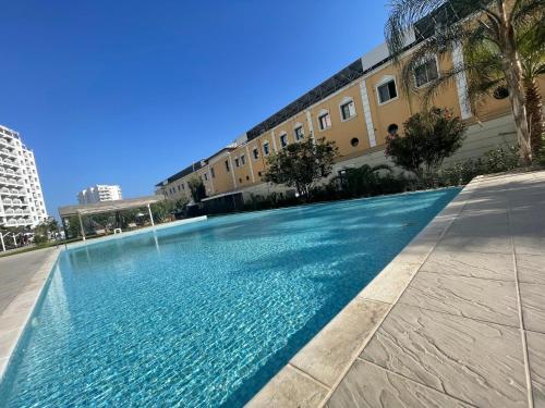 Bazén v ubytování Family friendly modern flat on Northern Cyprus, İskele Long Beach Region nebo v jeho okolí