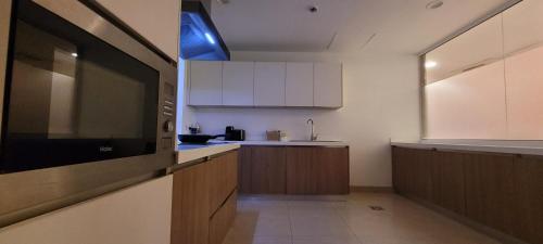 Kuchyň nebo kuchyňský kout v ubytování Goldcrest Luxury Apartments