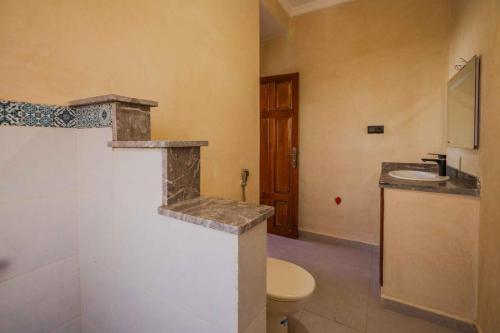 une salle de bains avec toilettes et lavabo dans l'établissement Villa Tilila Mogador, à Essaouira
