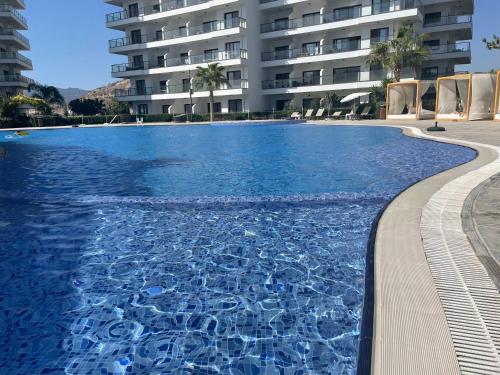 Bazén v ubytování Family friendly modern flat on Northern Cyprus, İskele Long Beach Region nebo v jeho okolí