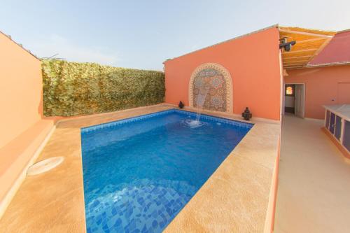 a swimming pool in the middle of a house at Riad Dahab in Marrakech